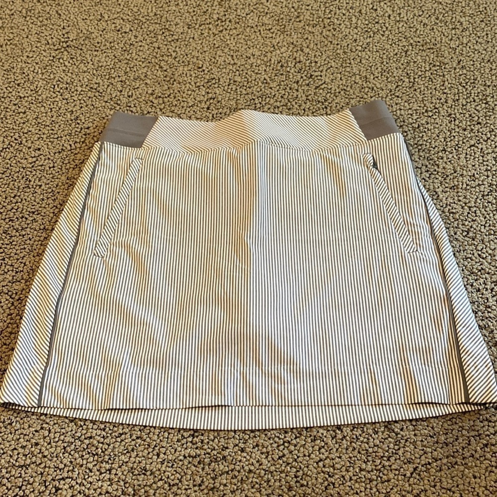 Athleta Gray & White Tennis/Pickleball Skort Size 10 in Like New Condition